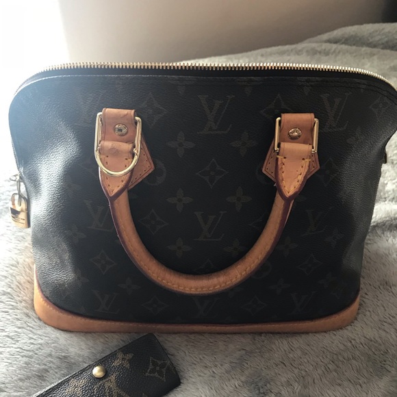 Louis Vuitton Alma - Picture 4 of 14